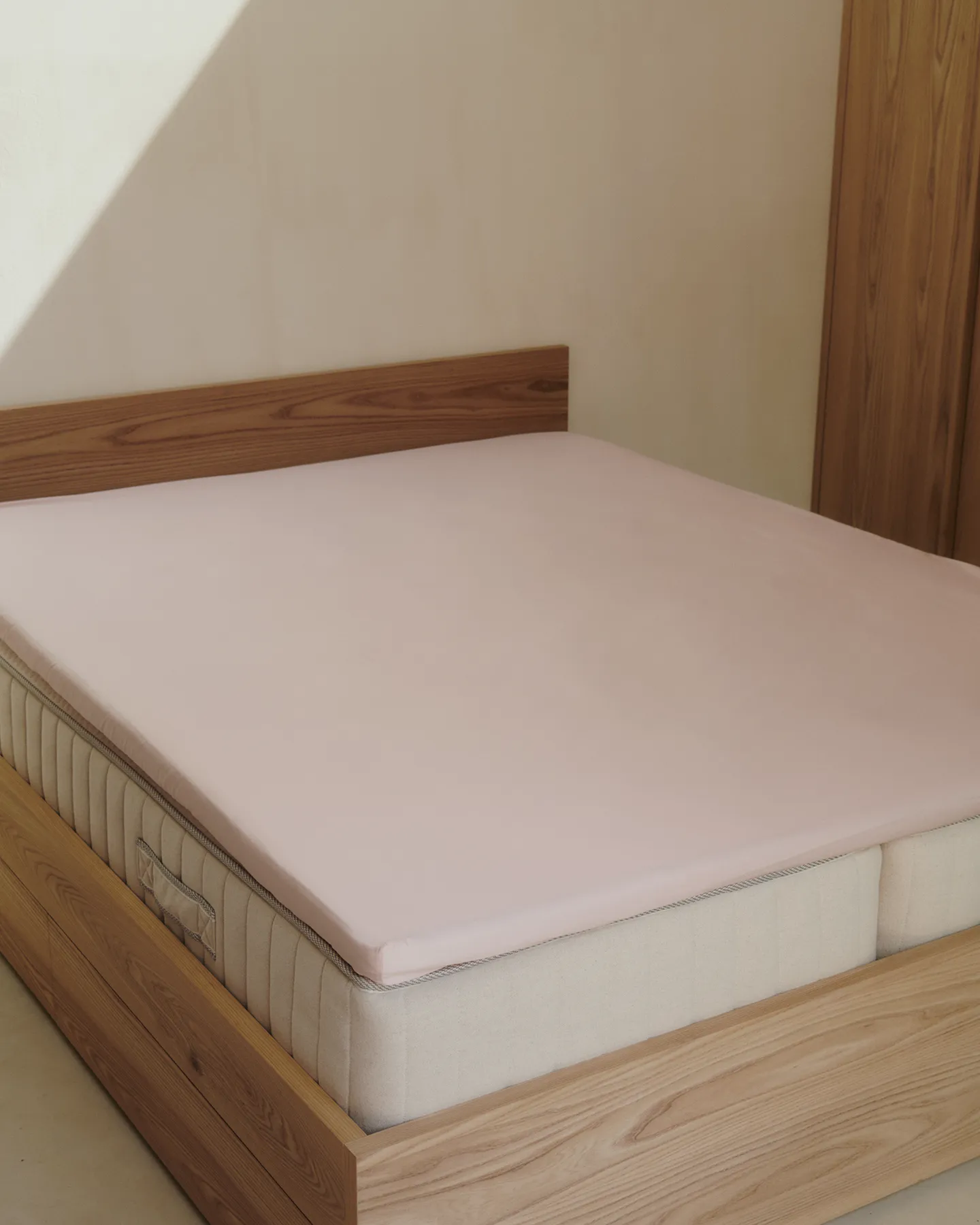 Kuvertsytt underlakan i Shade Dusty Pink satin, tillverkat i 100 % ekologisk bomull. Sitter tajt och motverkar skrynklor och veck.
