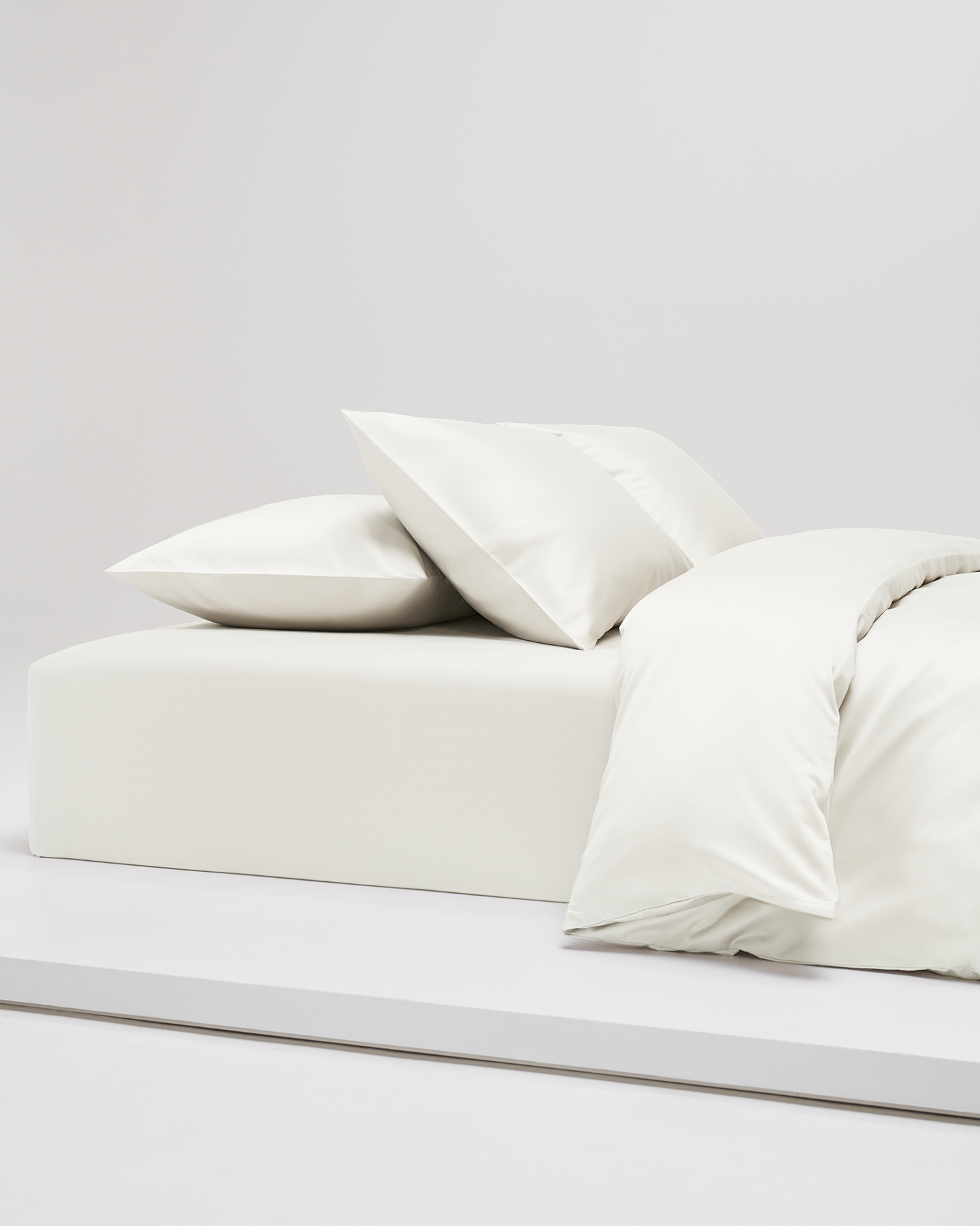 Örngott, påslakan och flat sheet i Shade Perfect White satin. Sängkläder i 100 % ekologisk bomull med GOTS-certifiering. Tidlös vit bäddning i mjuk satin.