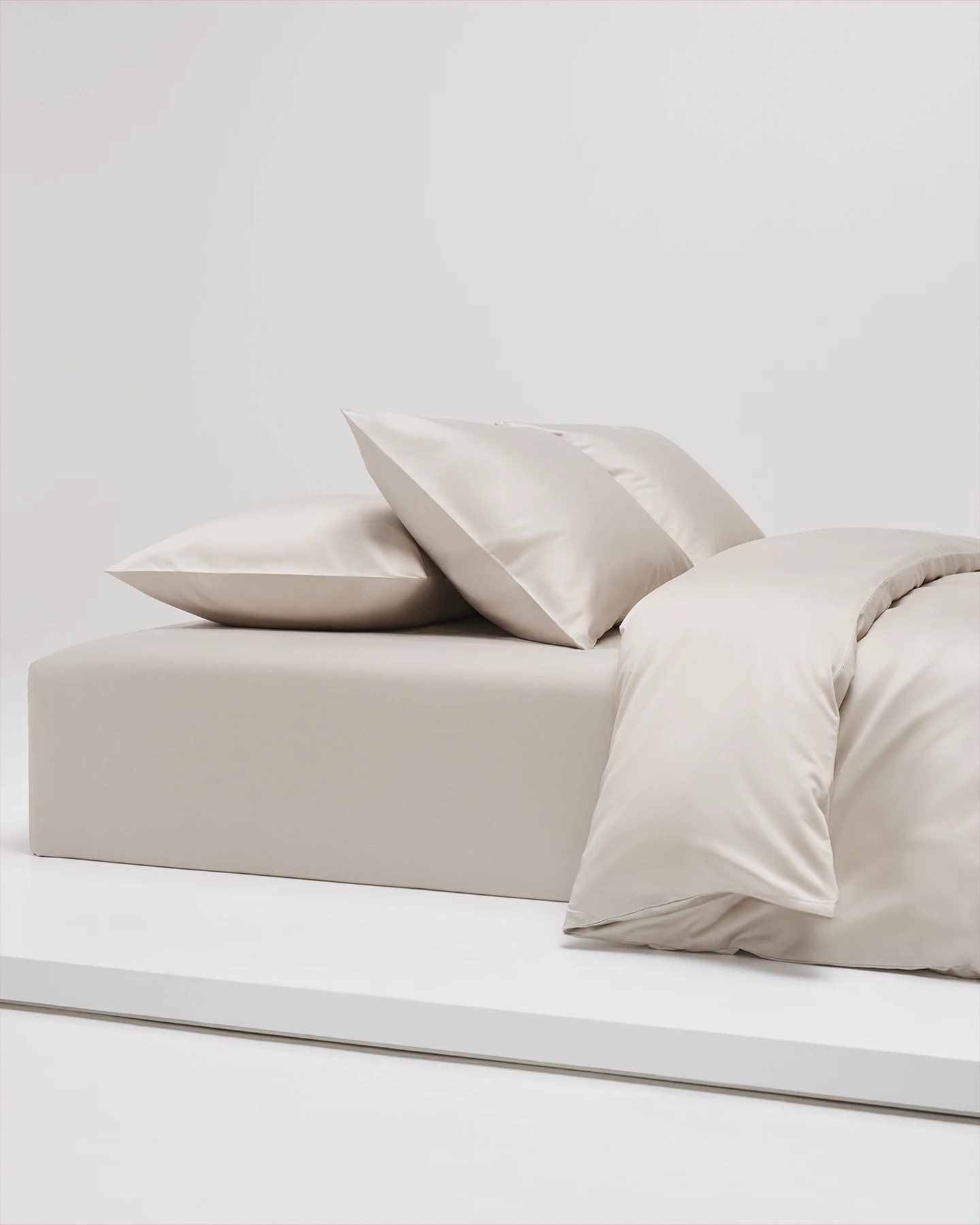 Påslakan och örngott Shade Nordic Greige satin – ekologiska sängkläder i mjuk gråbeige ton.