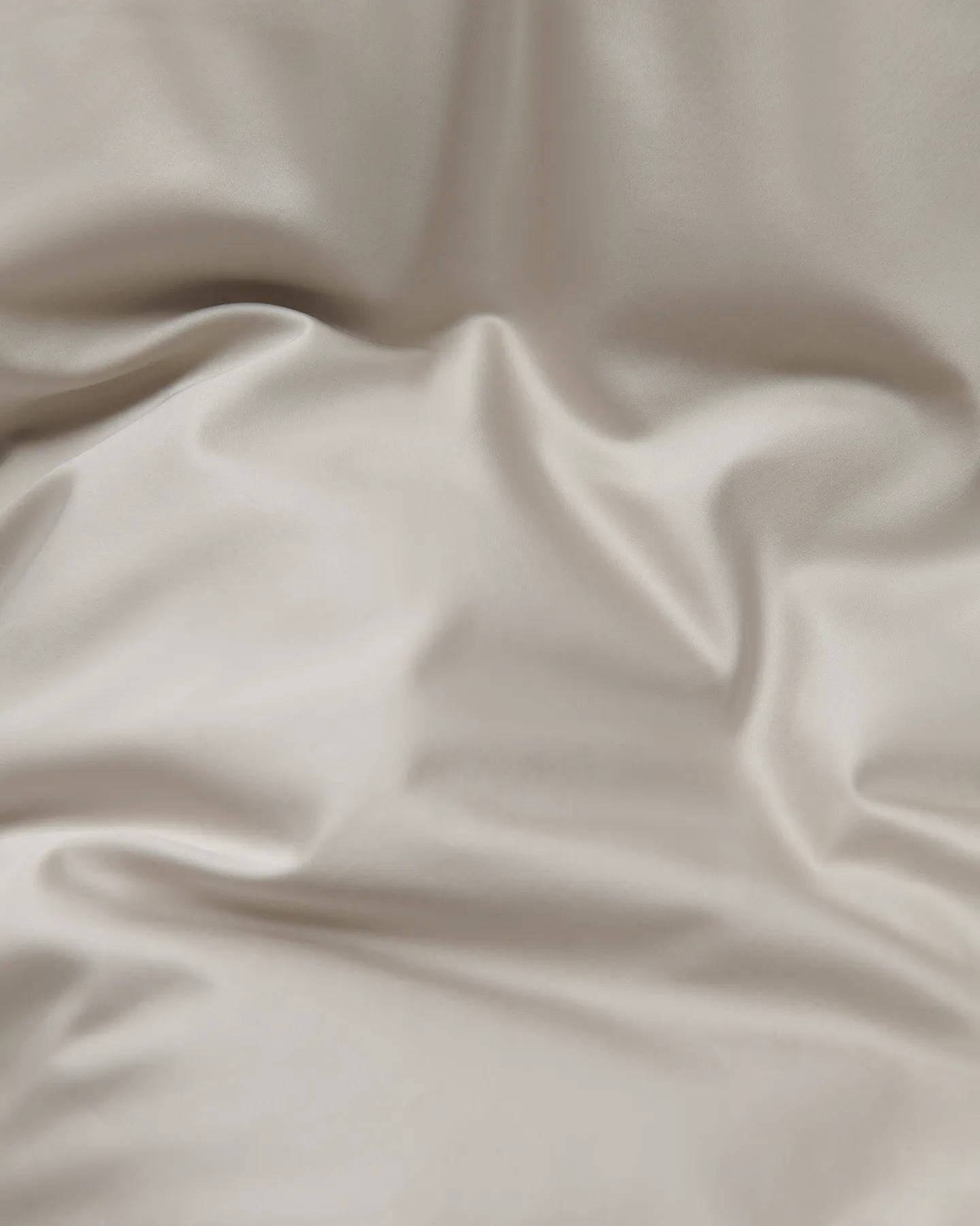Tygprov Shade Nordic Greige satin. Varm greige nyans i mjuk och slitstark satin.