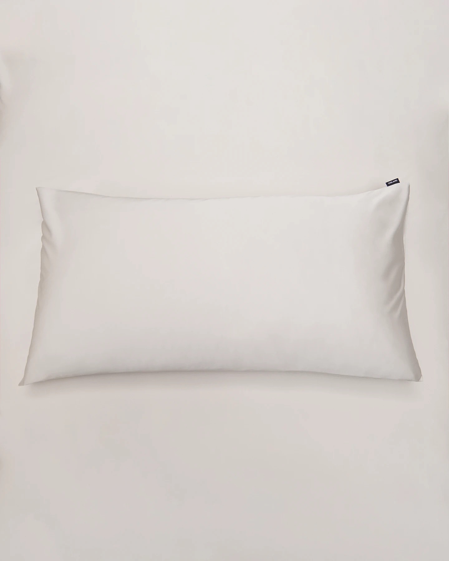 Örngott Shade Nordic Greige satin 50x90 cm – ekologiska sängkläder i ljus gråbeige.