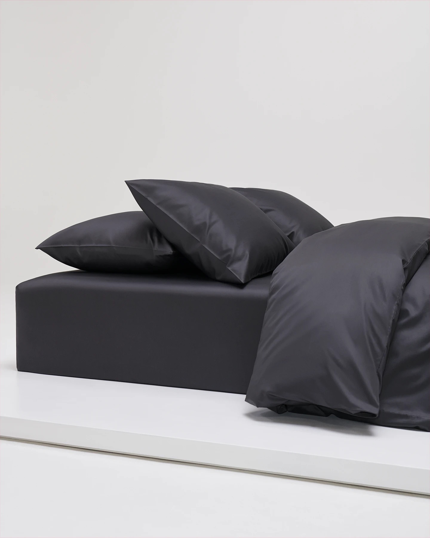 Påslakan och örngott Shade Antracite Grey satin – ekologiska sängkläder i mörkgrå ton.