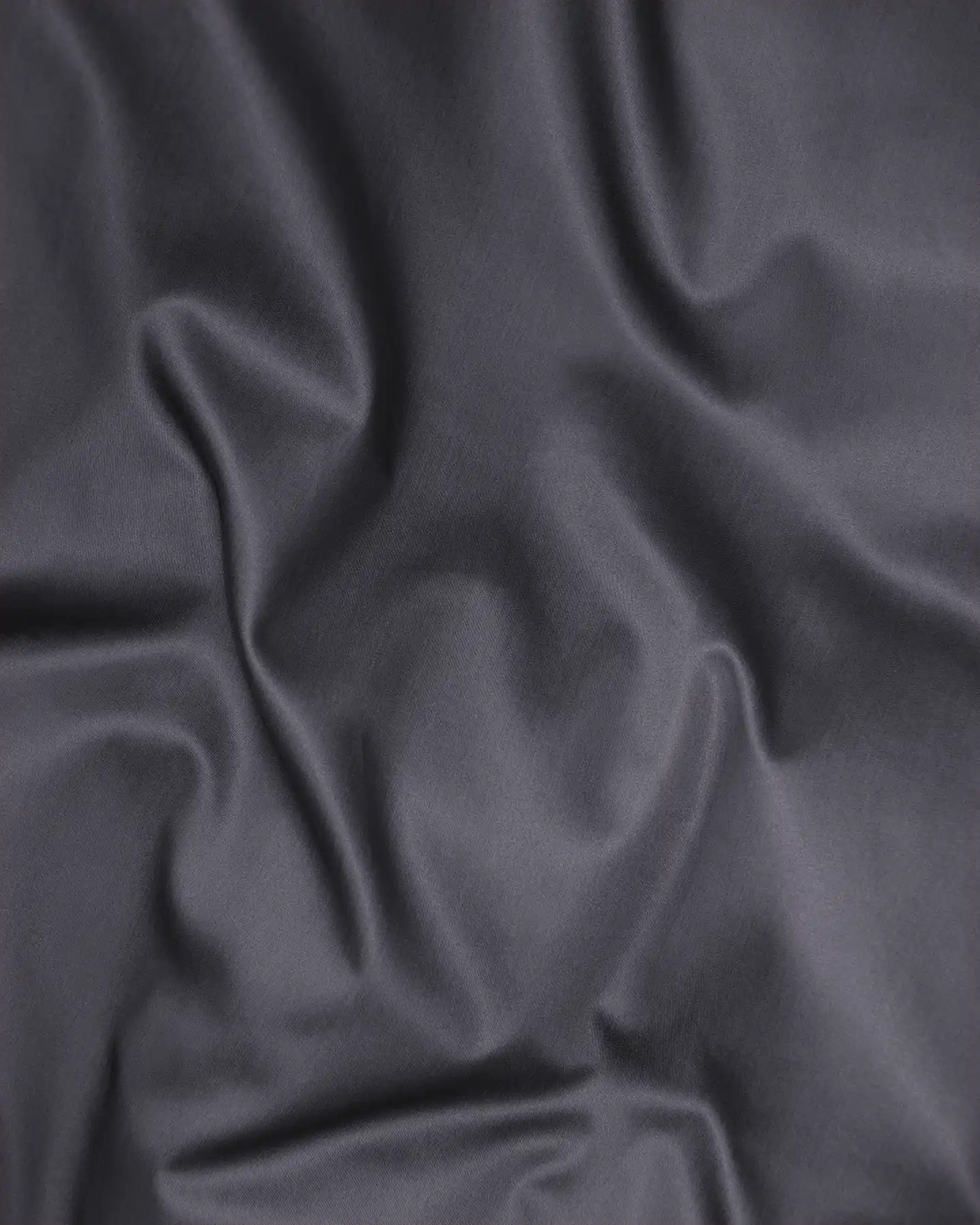 Tygprov Shade Antracite Grey satin. Djup mörkgrå satin i ekologisk bomull.