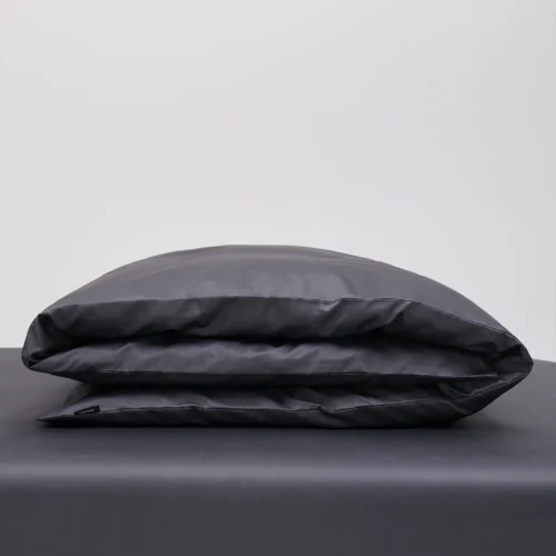 Påslakan i Shade Antracite Grey satin 220x220 cm. Djup mörkgrå färg i mjuk och hållbar satin av ekologisk bomull.