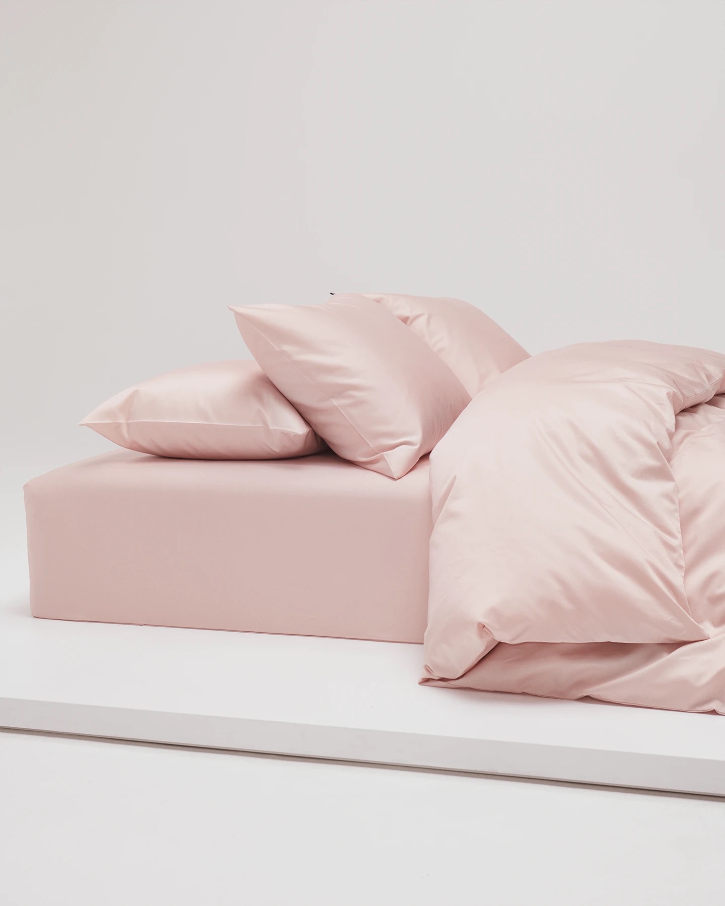 Påslakan och örngott Shade Dusty Pink satin – ekologisk bomull i varm rosa färg.