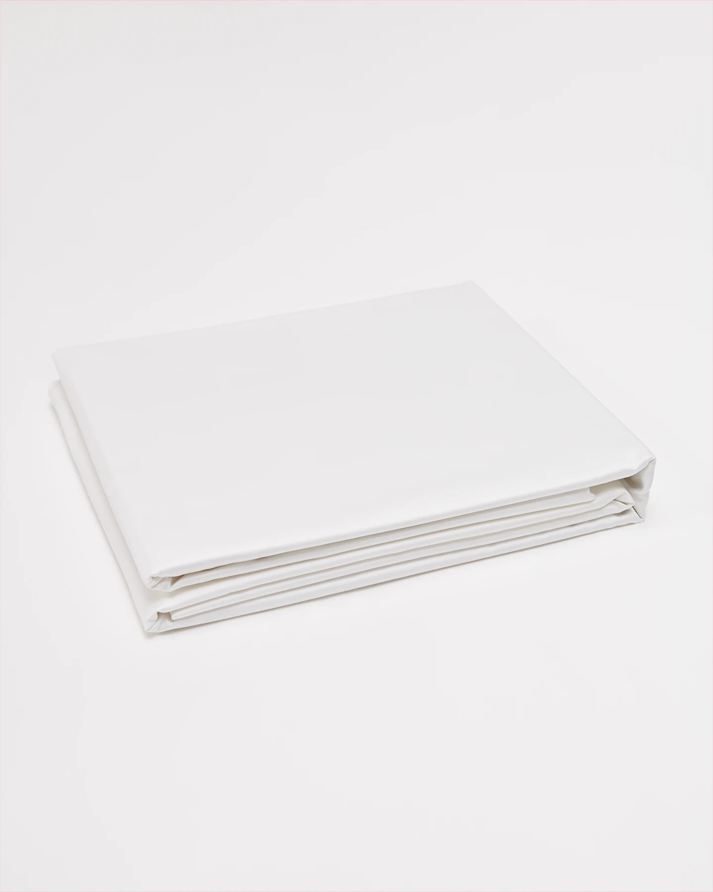 Flat sheet Shade Crisp White satin 270x270 cm – ekologisk bomull i klassiskt vitt.