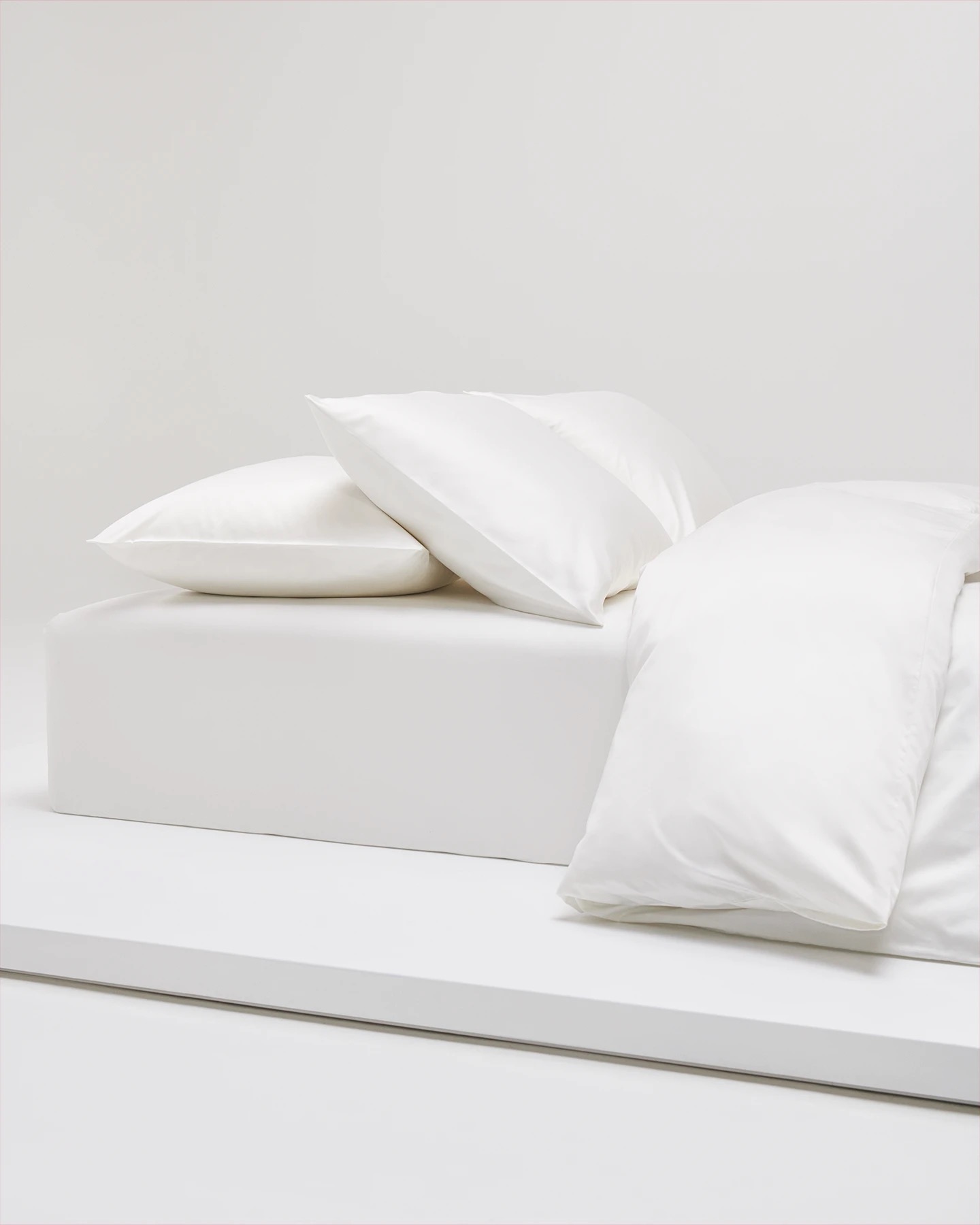 Påslakan och örngott Shade Crisp White satin – krispigt vitt i ekologisk bomull.