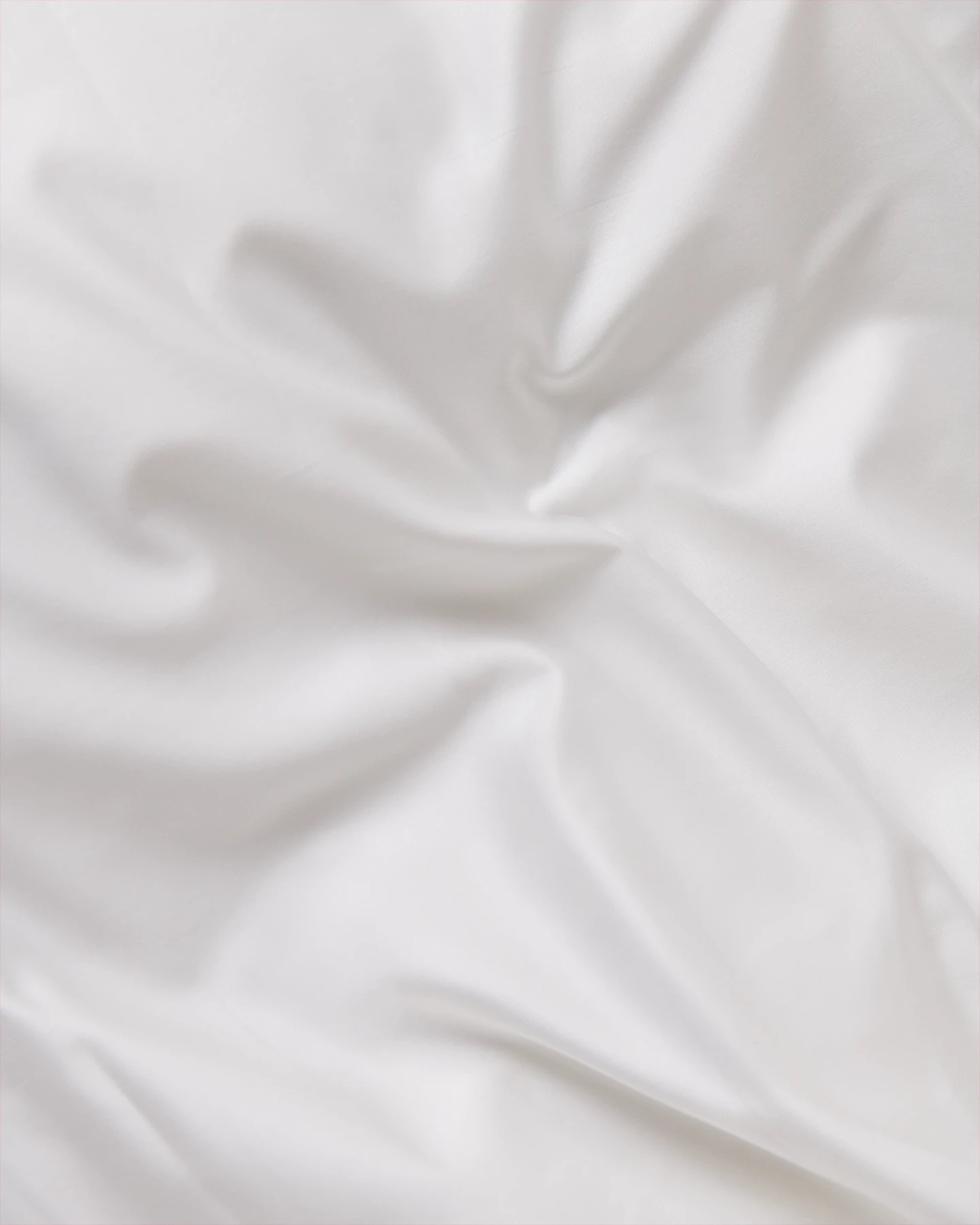 Tygprov Shade Crisp White satin. Klarvit satinväv i 100 % ekologisk bomull.