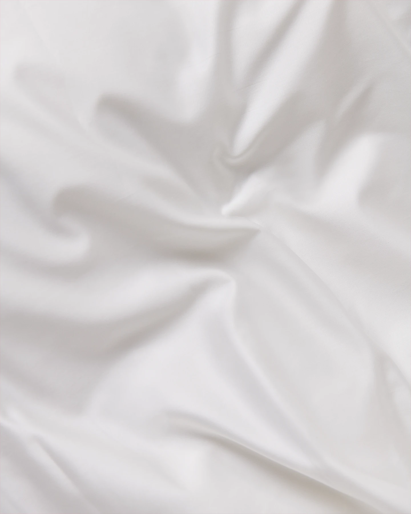 Tygprov Shade Crisp White satin. Klarvit satinväv i 100 % ekologisk bomull.