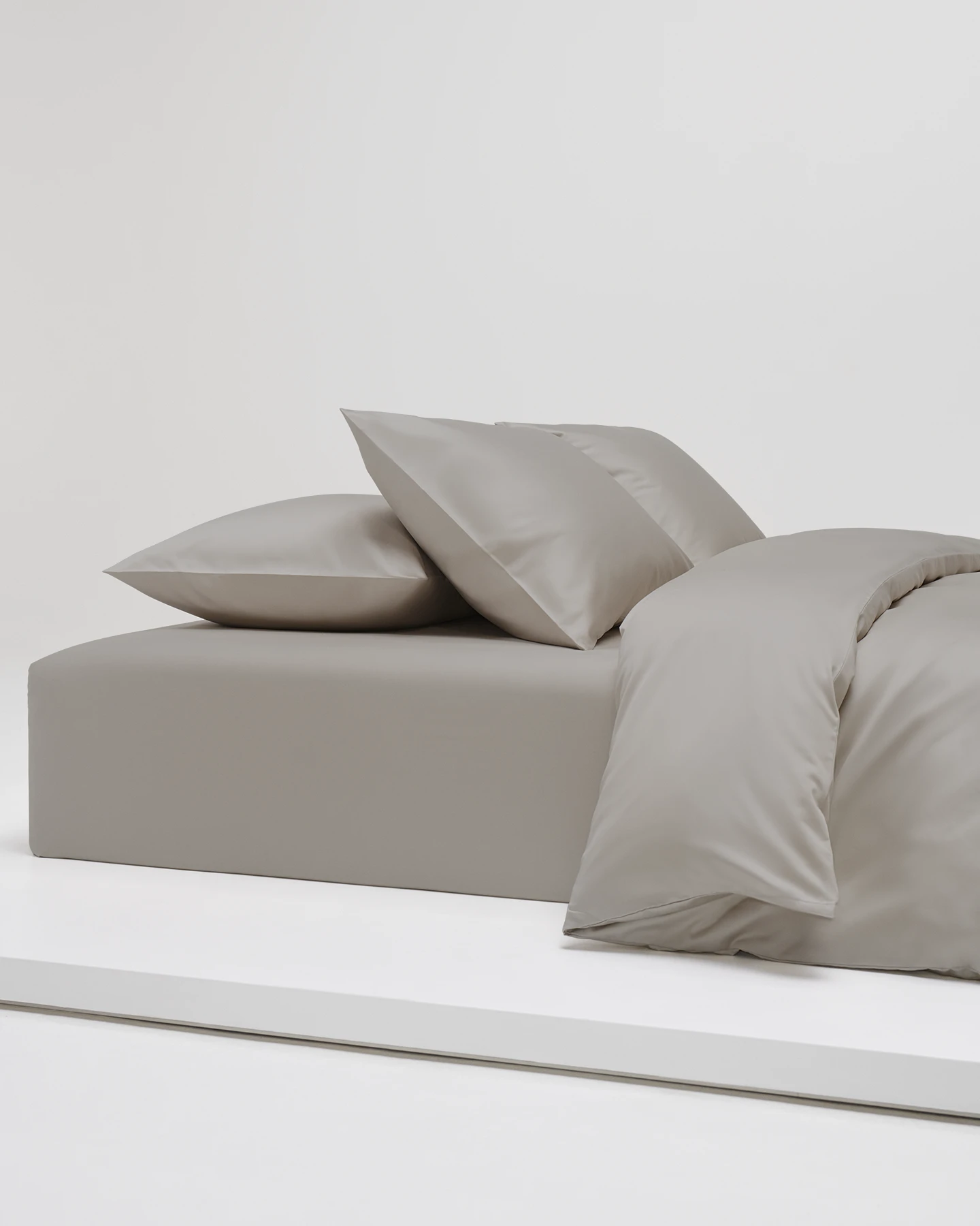 Påslakan och örngott i Shade Modern Greige satin – ekologiska sängkläder i mjuk jordnära ton.