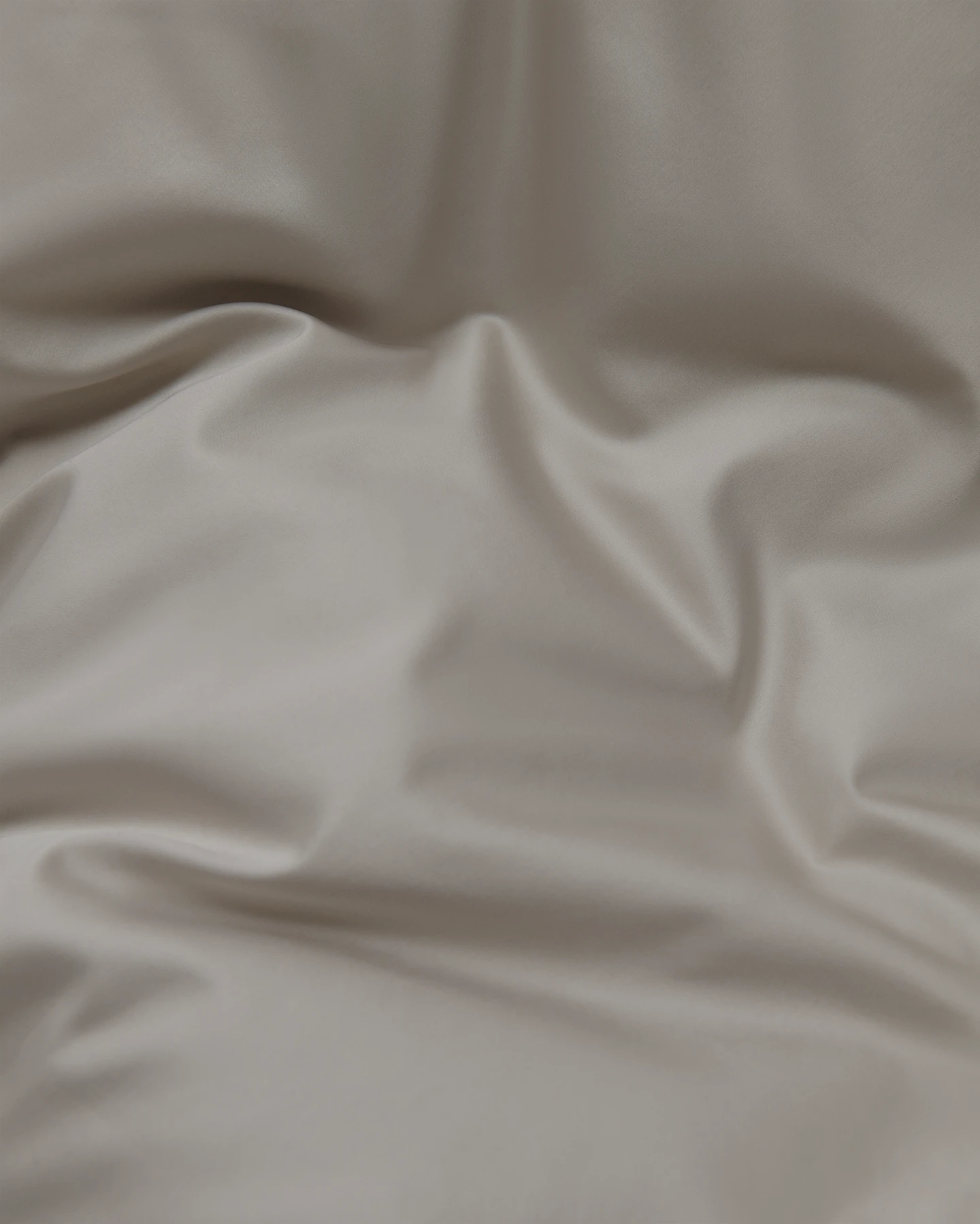 Tygprov Shade Modern Greige satin. Elegant greige färg i ekologisk satin.