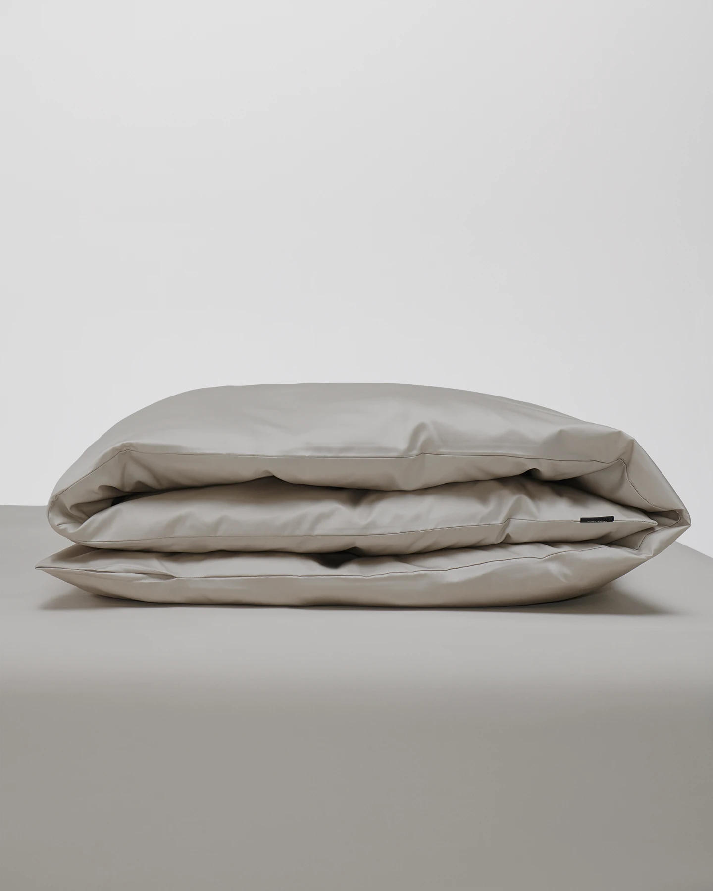 Påslakan i Shade Modern Greige satin 150x210 cm. Elegant och mjukt sänglinne i ekologisk bomull.