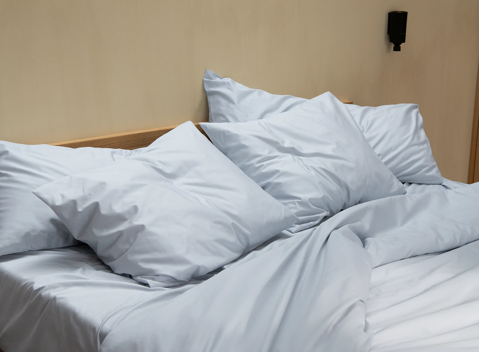 Svalt bäddset i Shade Ice Blue satin – påslakan och örngott i 100 % ekologisk bomull